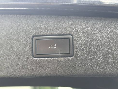 Used 2022 Volkswagen Tiguan SE w/ Panoramic Sunroof Package FWD image 40