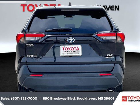 Used 2022 Toyota RAV4 XLE w/ Convenience Package AWD/4WD image 4