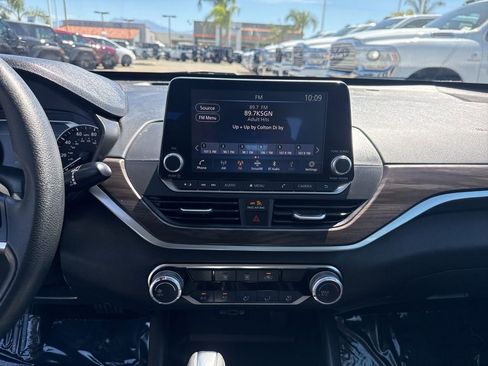 Used 2024 Nissan Altima 2.5 SV FWD image 17