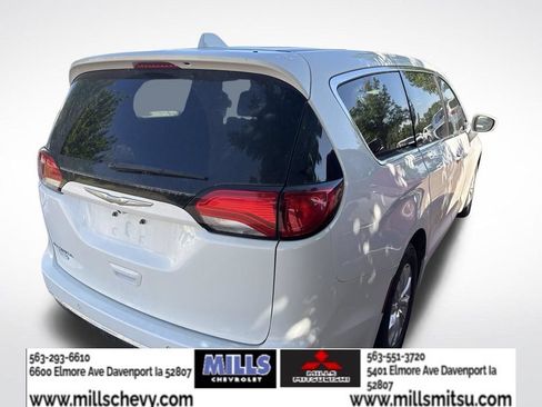Used 2018 Chrysler Pacifica Touring Plus FWD image 3