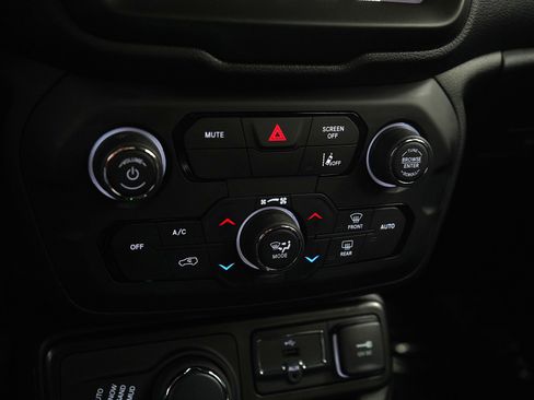 Used 2021 Jeep Renegade Latitude image 21