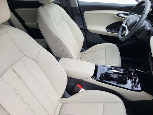 New 2025 Audi Q6 e-tron Premium image 12