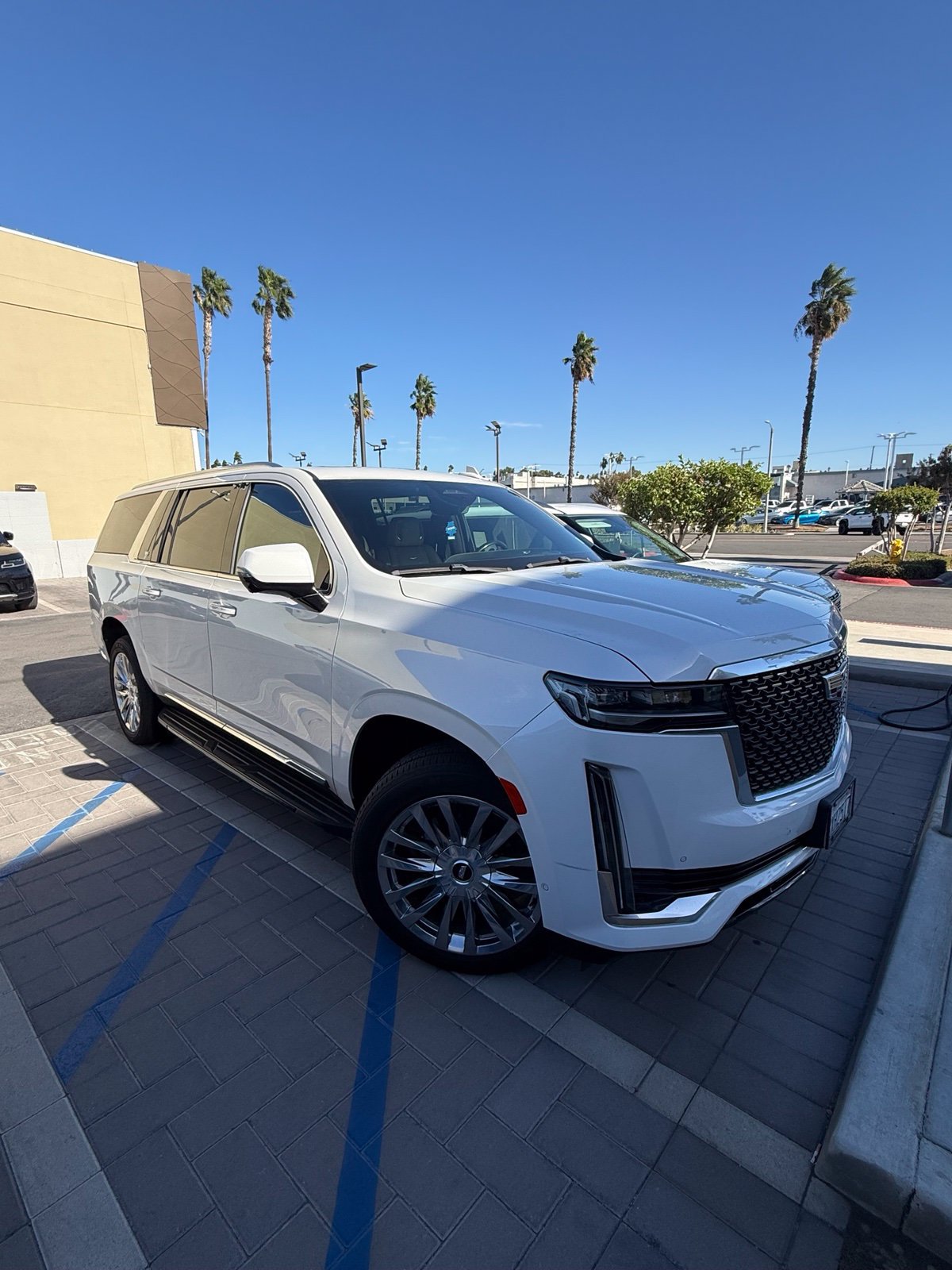 Used 2021 Cadillac Escalade ESV Premium Luxury AWD/4WD image 1