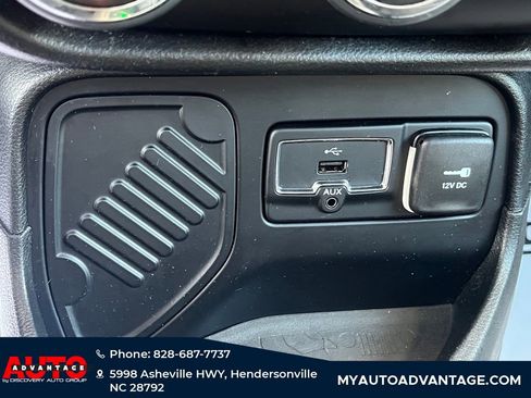 Used 2016 Jeep Renegade Limited image 16