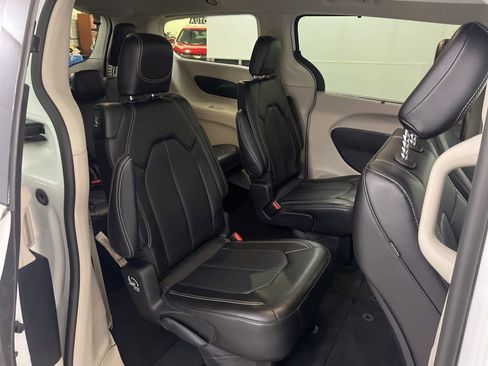 Used 2024 Chrysler Pacifica Touring-L image 22