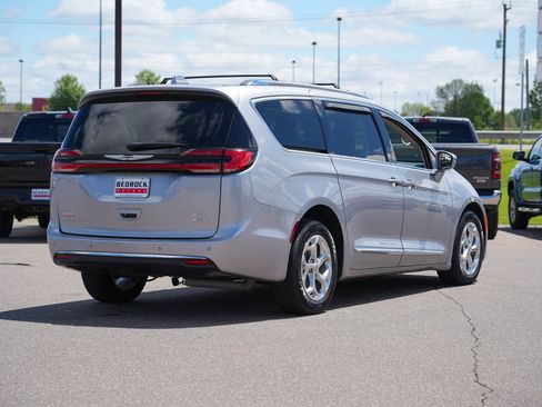 Used 2021 Chrysler Pacifica Limited AWD/4WD image 3