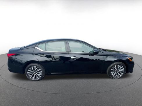 Used 2025 Nissan Altima 2.5 SV image 16