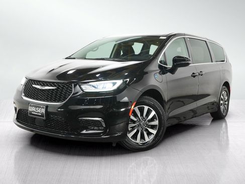 Used 2024 Chrysler Pacifica Limited FWD image 1