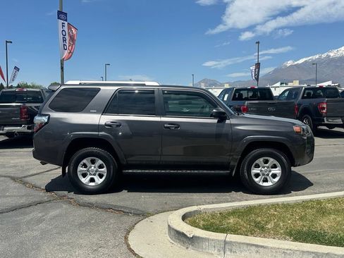 Used 2017 Toyota 4Runner SR5 AWD/4WD image 9