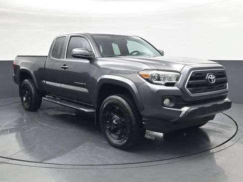 Used 2016 Toyota Tacoma SR5 w/ SR5 Appearance Package (SN) AWD/4WD image 2