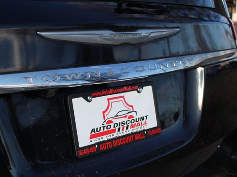 Used 2016 Chrysler Town & Country Touring w/ Driver Convenience Group image 44