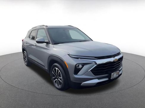 Used 2025 Chevrolet TrailBlazer LT image 3