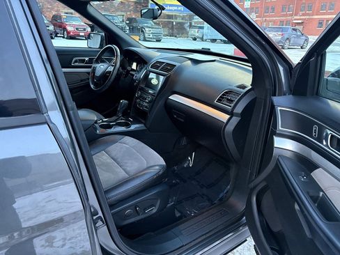 Used 2017 Ford Explorer XLT w/ XLT Appearance Package image 12