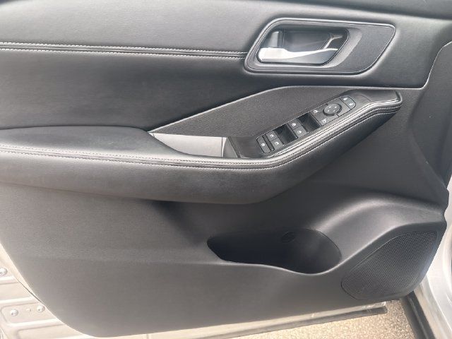 Used 2025 Nissan Rogue SV w/ SV Premium Package FWD image 9