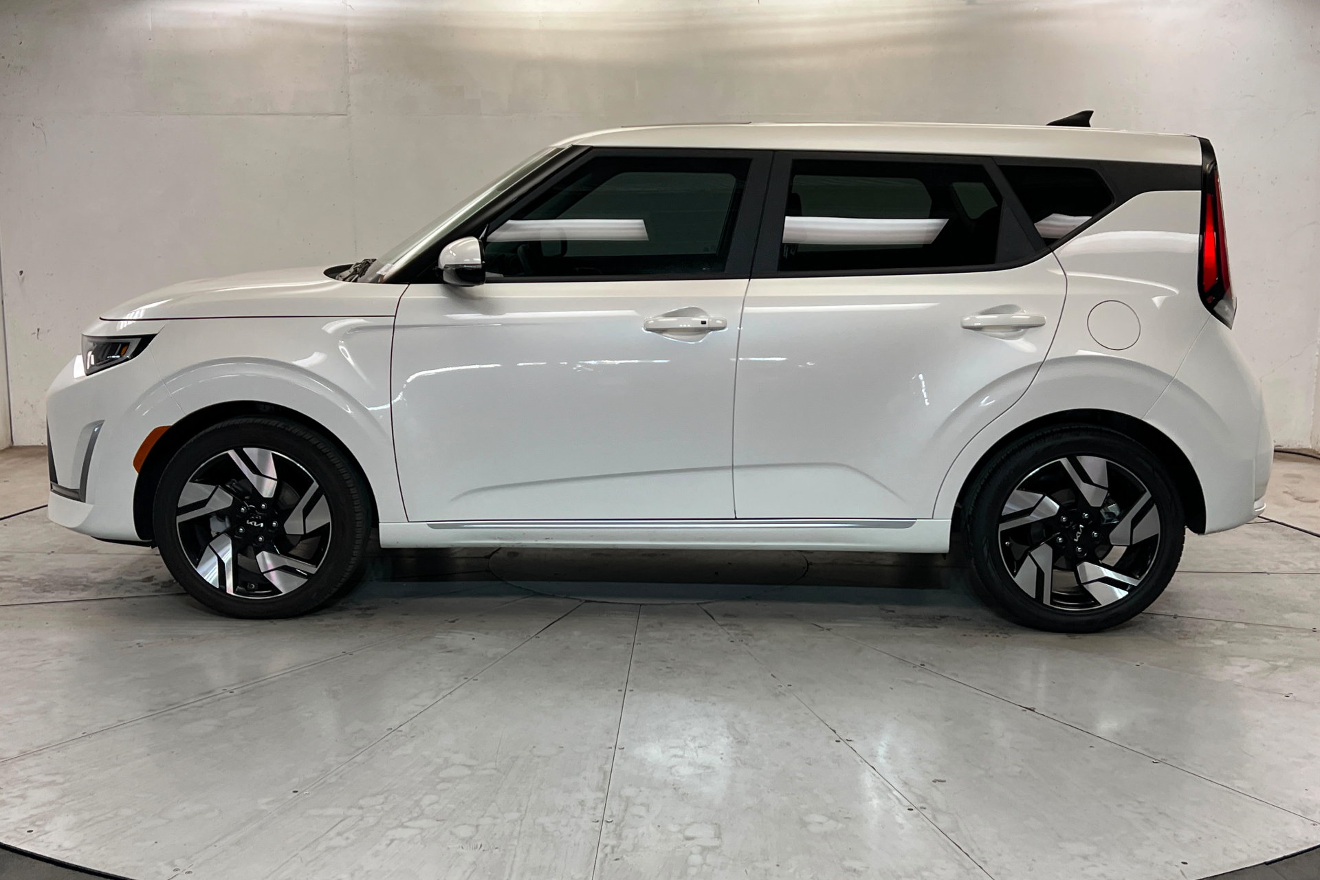 Used 2025 Kia Soul GT-Line w/ GT-Line Technology Package FWD image 2