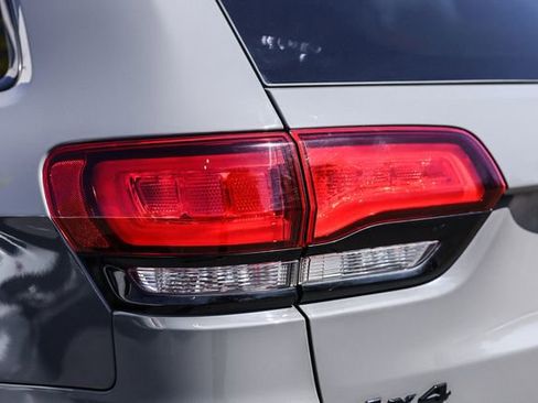 Used 2019 Jeep Grand Cherokee Altitude AWD/4WD image 18