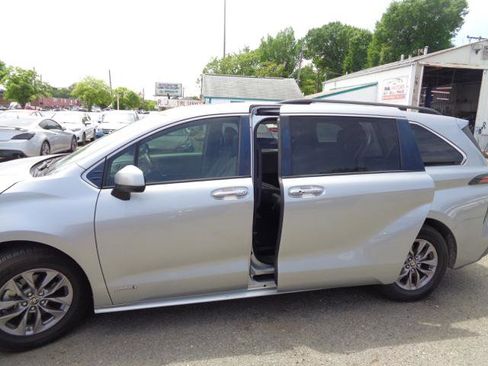Used 2021 Toyota Sienna XLE FWD image 25