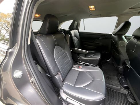 Used 2023 Toyota Highlander XLE FWD image 18