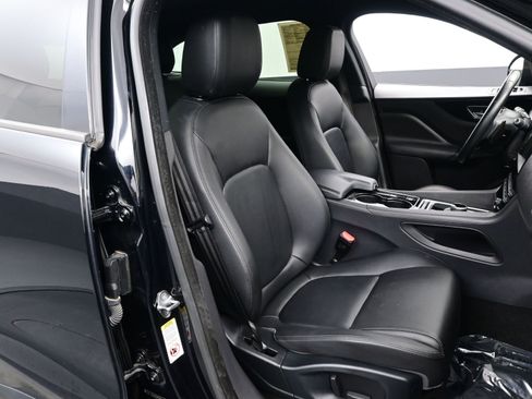Used 2017 Jaguar F-PACE Premium image 14