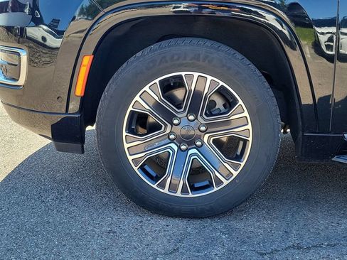 Used 2024 Jeep Wagoneer Series II w/ Flexible Seating Group AWD/4WD image 8
