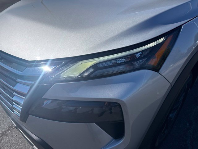 Used 2025 Nissan Rogue SV AWD/4WD image 9