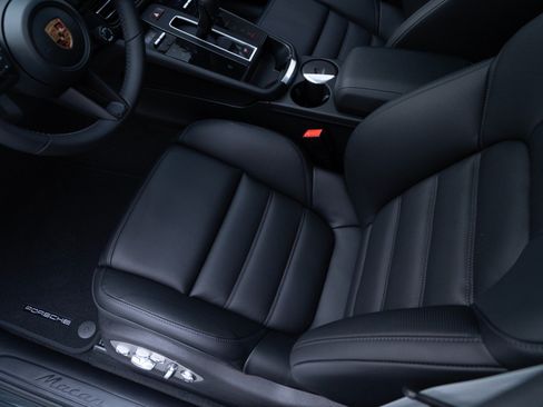 Used 2026 Porsche Macan AWD/4WD image 16