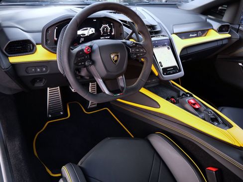 Used 2024 Lamborghini Revuelto image 10