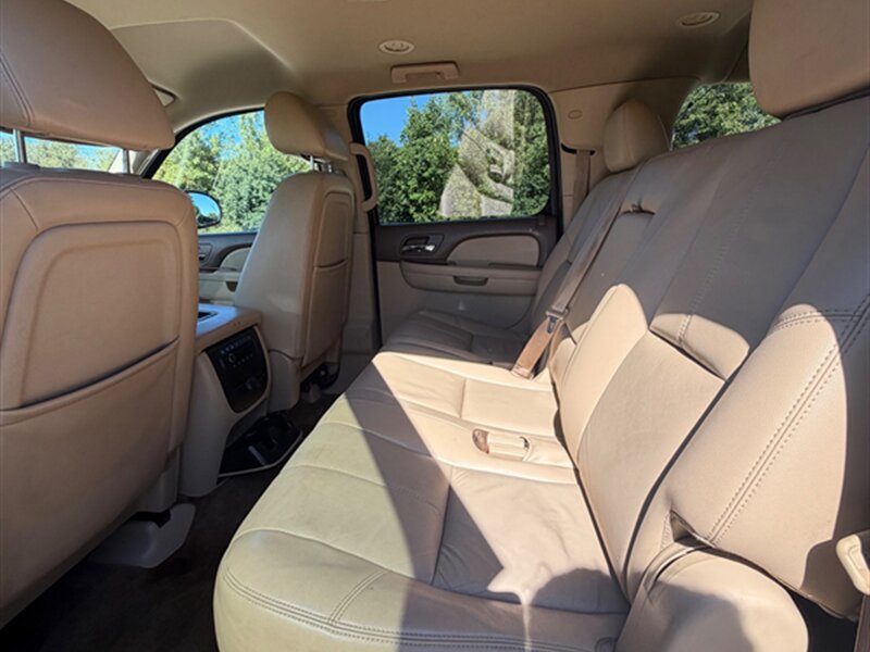 Used 2011 GMC Yukon XL SLT w/ SLT-2 Equipment Package AWD/4WD image 22