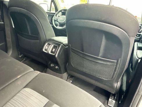 Used 2023 Kia Sorento LX image 30