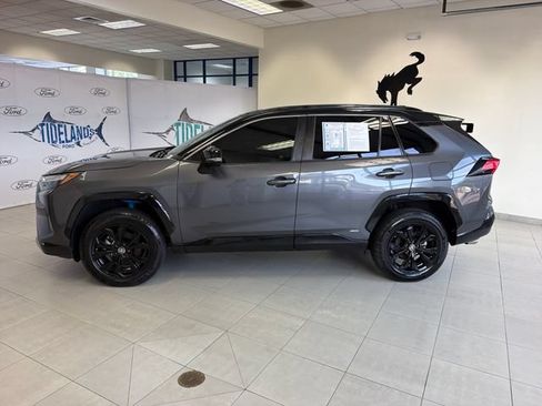 Used 2022 Toyota RAV4 XSE AWD/4WD image 4