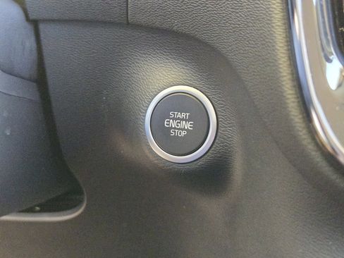 Used 2023 Volvo XC40 B5 Plus image 31