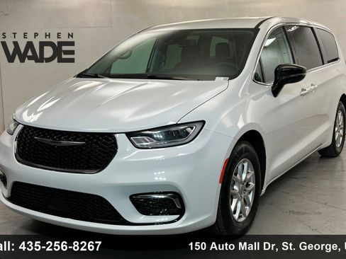 Used 2024 Chrysler Pacifica Touring-L FWD image 1
