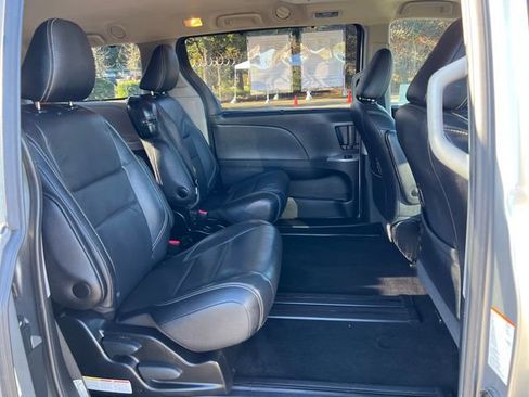 Used 2017 Toyota Sienna SE image 11