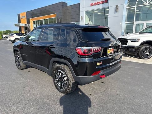 Used 2025 Jeep Compass Trailhawk AWD/4WD image 3