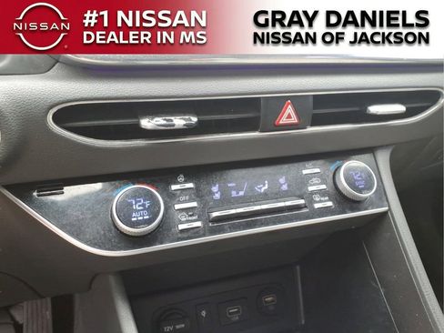 Used 2023 Hyundai Sonata Limited w/ Preferred Accessory Package FWD image 17