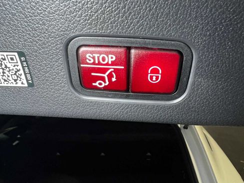 Used 2025 Mercedes-Benz GLC 300 4MATIC image 18