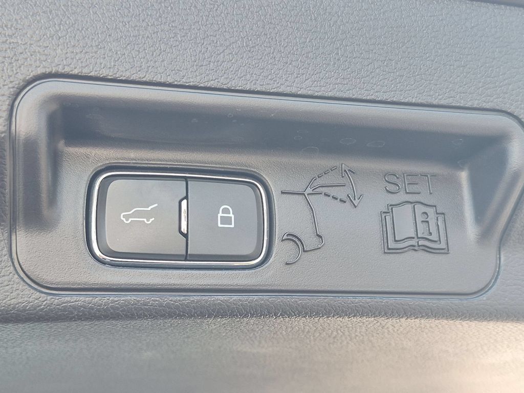Used 2025 Ford Explorer Active RWD image 30