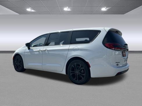 New 2026 Chrysler Pacifica Select image 3