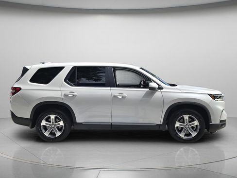 Used 2025 Honda Pilot EX-L image 3