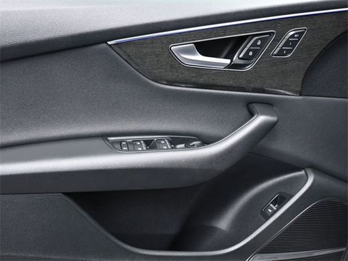 Used 2019 Audi Q8 Prestige image 11