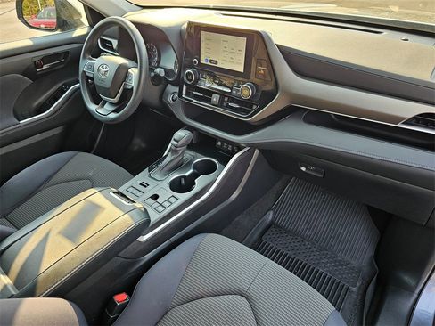 Used 2023 Toyota Highlander L image 11
