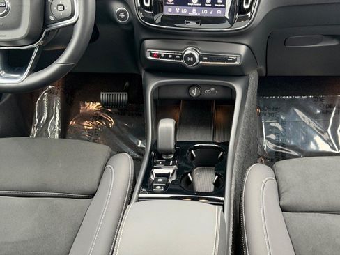 Certified 2025 Volvo XC40 B5 Plus AWD/4WD image 15