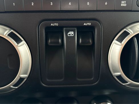 Used 2017 Jeep Wrangler Sahara w/ Connectivity Group image 33