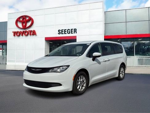 Used 2023 Chrysler Voyager LX FWD image 9