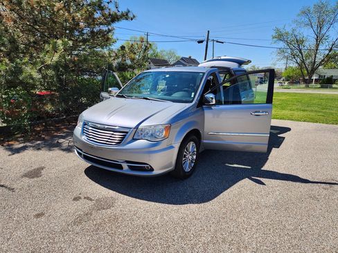 Used 2013 Chrysler Town & Country Touring-L w/ Entertainment Group #2 image 18