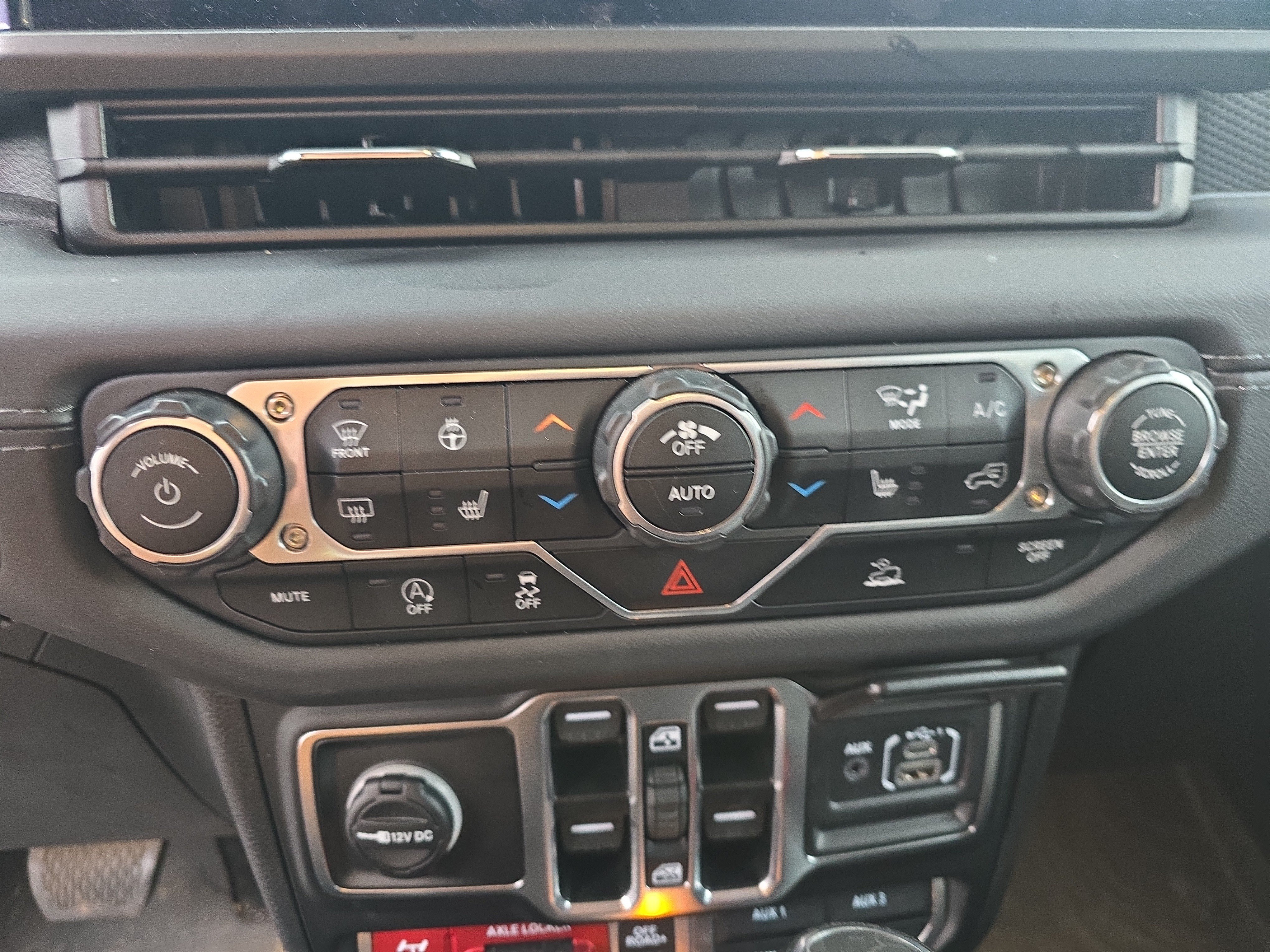 Used 2025 Jeep Gladiator Mojave w/ Convenience Group AWD/4WD image 25
