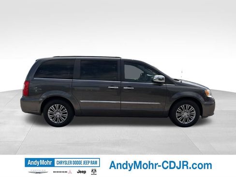 Used 2016 Chrysler Town & Country Touring-L w/ Driver Convenience Group FWD image 8