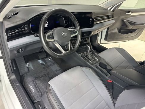 Used 2025 Volkswagen Jetta SE w/ Black Wheel Package image 11