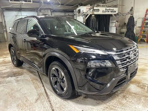 Used 2025 Nissan Rogue SV image 2