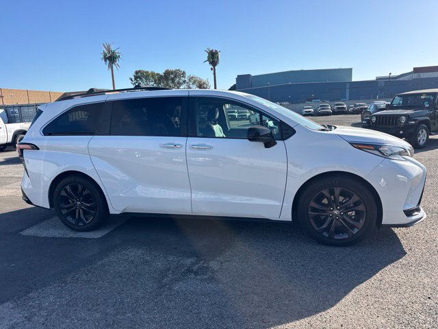 Used 2021 Toyota Sienna XSE w/ XSE Plus Package FWD image 4